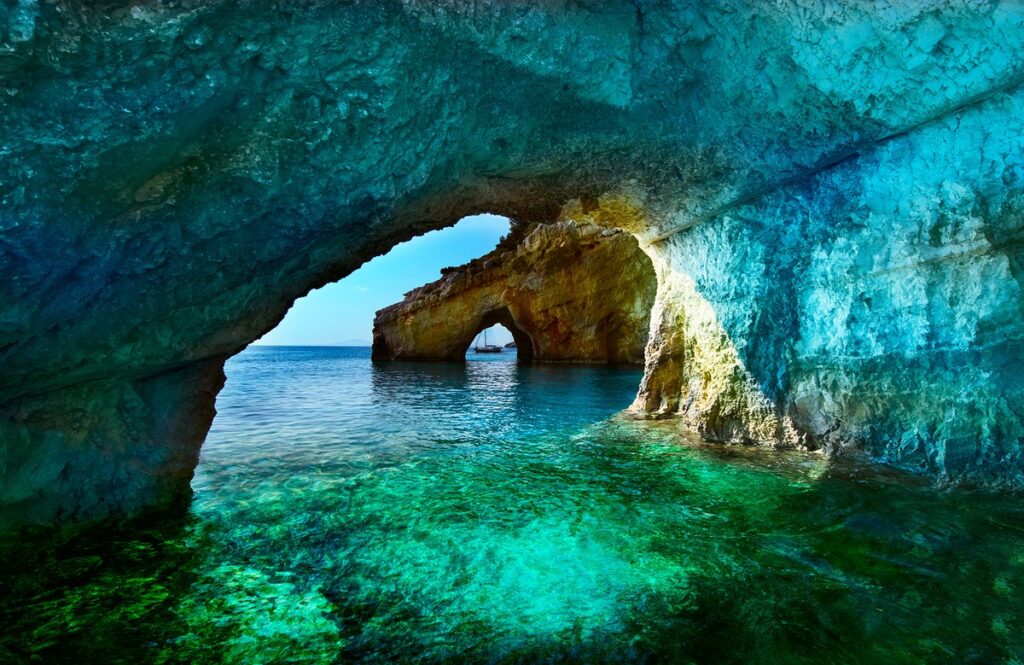 papanikolis sea cave meganisi